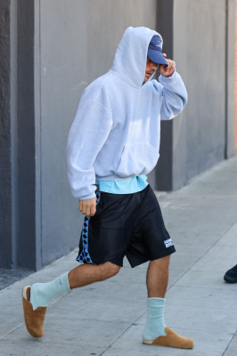 23.09 | Justin Bieber foi visto saindo de um spa em Beverly Hills.