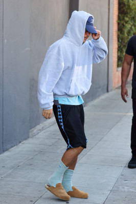 23.09 | Justin Bieber foi visto saindo de um spa em Beverly Hills.