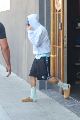 23.09 | Justin Bieber foi visto saindo de um spa em Beverly Hills.