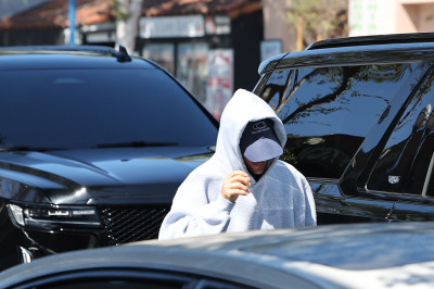 23.09 | Justin Bieber foi visto saindo de um spa em Beverly Hills.