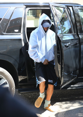 23.09 | Justin Bieber foi visto saindo de um spa em Beverly Hills.