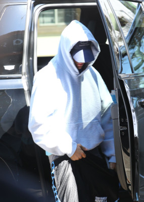 23.09 | Justin Bieber foi visto saindo de um spa em Beverly Hills.