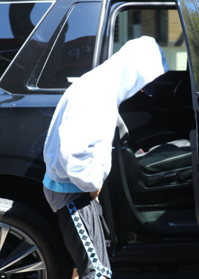 23.09 | Justin Bieber foi visto saindo de um spa em Beverly Hills.