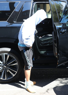 23.09 | Justin Bieber foi visto saindo de um spa em Beverly Hills.