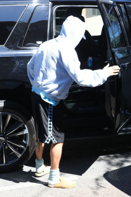 23.09 | Justin Bieber foi visto saindo de um spa em Beverly Hills.