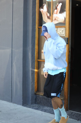 23.09 | Justin Bieber foi visto saindo de um spa em Beverly Hills.