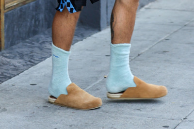 23.09 | Justin Bieber foi visto saindo de um spa em Beverly Hills.