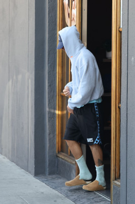 23.09 | Justin Bieber foi visto saindo de um spa em Beverly Hills.