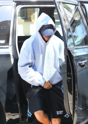 23.09 | Justin Bieber foi visto saindo de um spa em Beverly Hills.