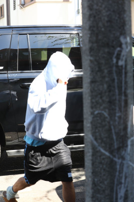 23.09 | Justin Bieber foi visto saindo de um spa em Beverly Hills.
