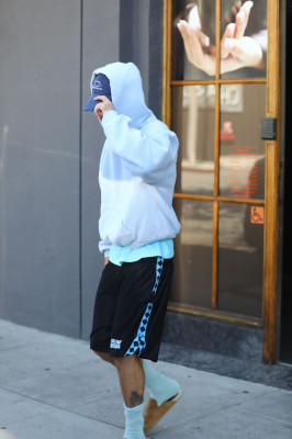 23.09 | Justin Bieber foi visto saindo de um spa em Beverly Hills.