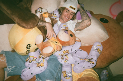 Colaboração Crocs x Drew House