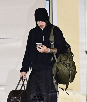 26.10 | Justin e Hailey Bieber embarcando, na Coreia do Sul