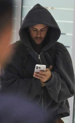 23.10 | Justin e Hailey Bieber chegando a Seul, na Coreia do Sul.