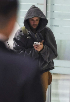 23.10 | Justin e Hailey Bieber chegando a Seul, na Coreia do Sul.