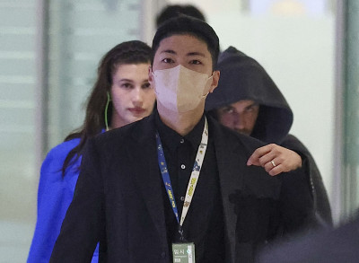 23.10 | Justin e Hailey Bieber chegando a Seul, na Coreia do Sul.