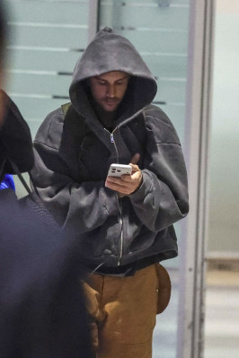 23.10 | Justin e Hailey Bieber chegando a Seul, na Coreia do Sul.