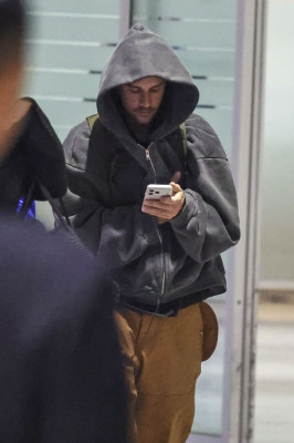 23.10 | Justin e Hailey Bieber chegando a Seul, na Coreia do Sul.