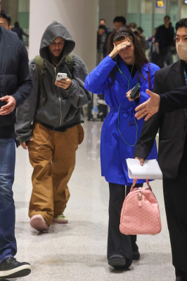 23.10 | Justin e Hailey Bieber chegando a Seul, na Coreia do Sul.