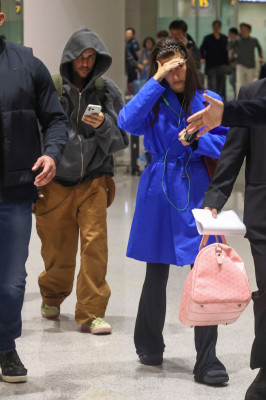 23.10 | Justin e Hailey Bieber chegando a Seul, na Coreia do Sul.
