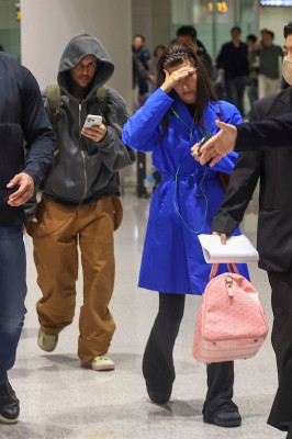 23.10 | Justin e Hailey Bieber chegando a Seul, na Coreia do Sul.