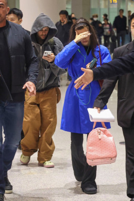 23.10 | Justin e Hailey Bieber chegando a Seul, na Coreia do Sul.