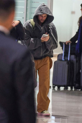 23.10 | Justin e Hailey Bieber chegando a Seul, na Coreia do Sul.