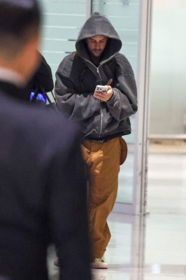 23.10 | Justin e Hailey Bieber chegando a Seul, na Coreia do Sul.