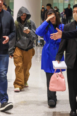 23.10 | Justin e Hailey Bieber chegando a Seul, na Coreia do Sul.
