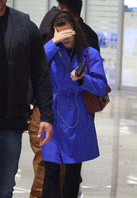 23.10 | Justin e Hailey Bieber chegando a Seul, na Coreia do Sul.