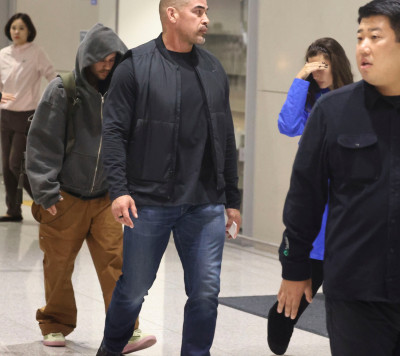 23.10 | Justin e Hailey Bieber chegando a Seul, na Coreia do Sul.
