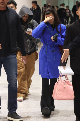 23.10 | Justin e Hailey Bieber chegando a Seul, na Coreia do Sul.