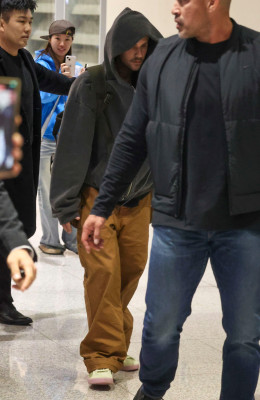 23.10 | Justin e Hailey Bieber chegando a Seul, na Coreia do Sul.