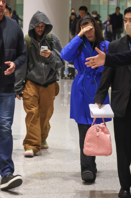23.10 | Justin e Hailey Bieber chegando a Seul, na Coreia do Sul.