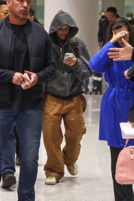 23.10 | Justin e Hailey Bieber chegando a Seul, na Coreia do Sul.