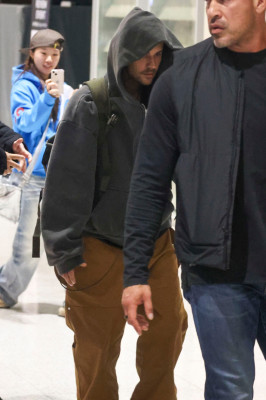 23.10 | Justin e Hailey Bieber chegando a Seul, na Coreia do Sul.