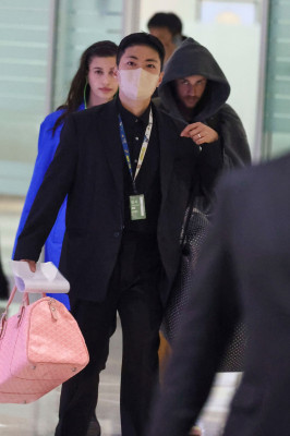 23.10 | Justin e Hailey Bieber chegando a Seul, na Coreia do Sul.