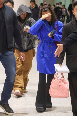 23.10 | Justin e Hailey Bieber chegando a Seul, na Coreia do Sul.