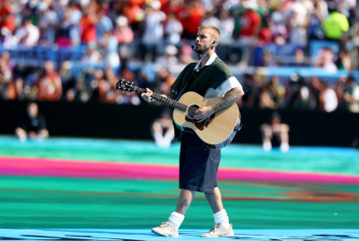 19.07 | Durante a apresentação de “EVERYTHING HALLELUJAH” no MetLife Stadium