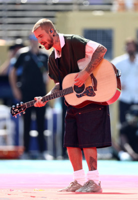 19.07 | Durante a apresentação de “EVERYTHING HALLELUJAH” no MetLife Stadium