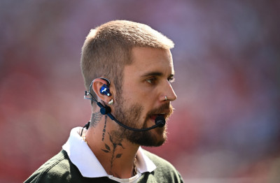 19.07 | Durante a apresentação de “EVERYTHING HALLELUJAH” no MetLife Stadium