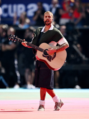 19.07 | Durante a apresentação de “EVERYTHING HALLELUJAH” no MetLife Stadium