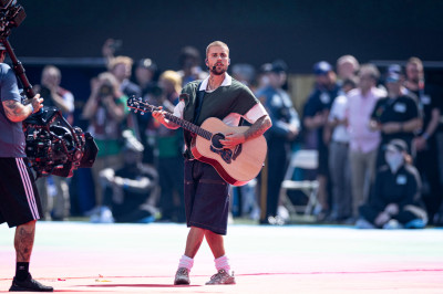 19.07 | Durante a apresentação de “EVERYTHING HALLELUJAH” no MetLife Stadium