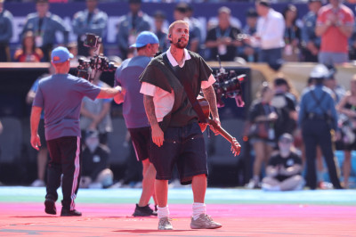 19.07 | Durante a apresentação de “EVERYTHING HALLELUJAH” no MetLife Stadium