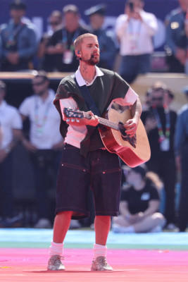 19.07 | Durante a apresentação de “EVERYTHING HALLELUJAH” no MetLife Stadium