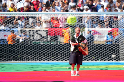 19.07 | Durante a apresentação de “EVERYTHING HALLELUJAH” no MetLife Stadium