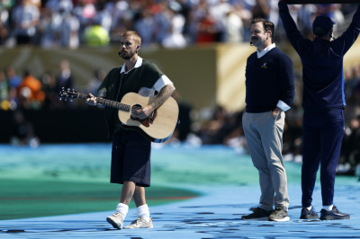 19.07 | Durante a apresentação de “EVERYTHING HALLELUJAH” no MetLife Stadium