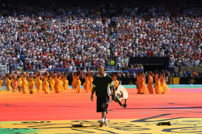 19.07 | Durante a apresentação de “EVERYTHING HALLELUJAH” no MetLife Stadium