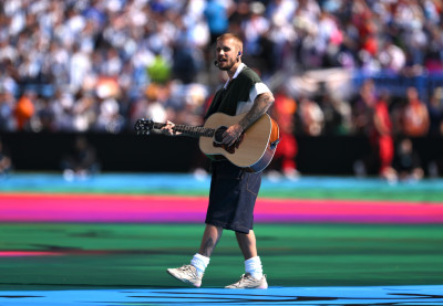 19.07 | Durante a apresentação de “EVERYTHING HALLELUJAH” no MetLife Stadium