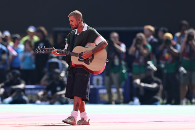 19.07 | Durante a apresentação de “EVERYTHING HALLELUJAH” no MetLife Stadium
